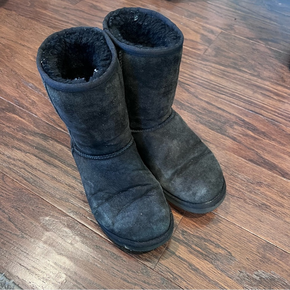 Well Loved Uggs Size 7